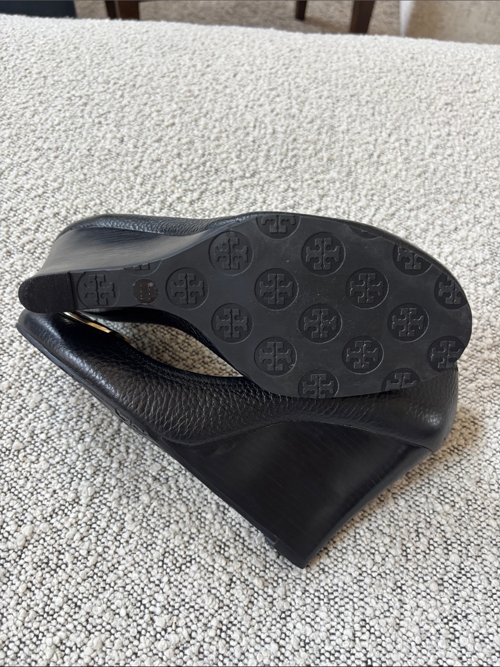 New! Tory Burch Black Pebbled Leather Wedge Heels Gold Logo 9 - Picture 3 of 11